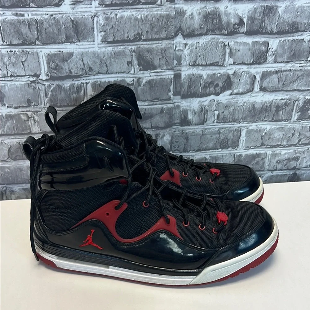 Jordan Men's Black‎ and Red Sneakers